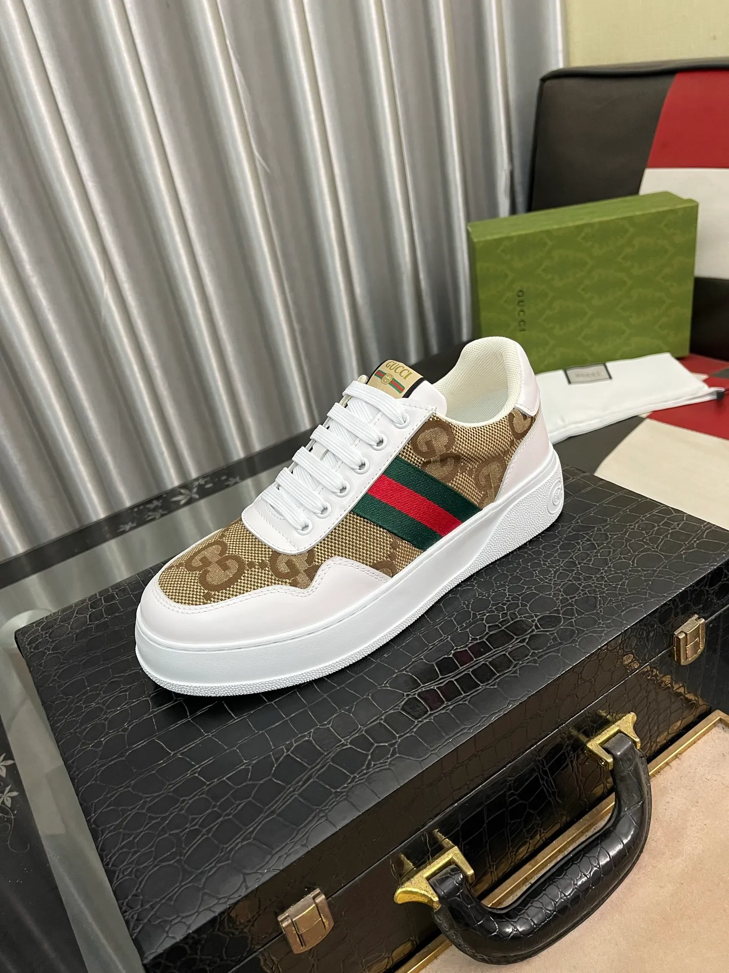 Men's shoes💰420⌚️⌚️[GUCCI] Gucci men's casual shoes are absolutely popular🔥The ultimate matching item for trendy men! The charm of super texture is unstoppable. This is the main recommendation. The upper is made of high-quality cowhide, with pig lining feet and wear-resistant rubber sole. It is noble and elegant! Extremely comfortable🎁🎁You can be as handsome as you want💪 Size 38-44! 3️⃣colors available